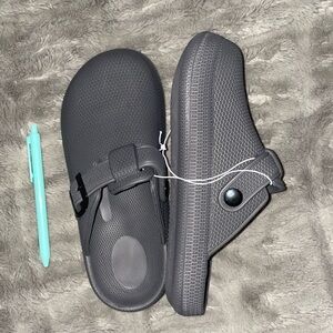 Charcoal grey clogs from pillow slides. Women’s size 6 I’d say? NWT